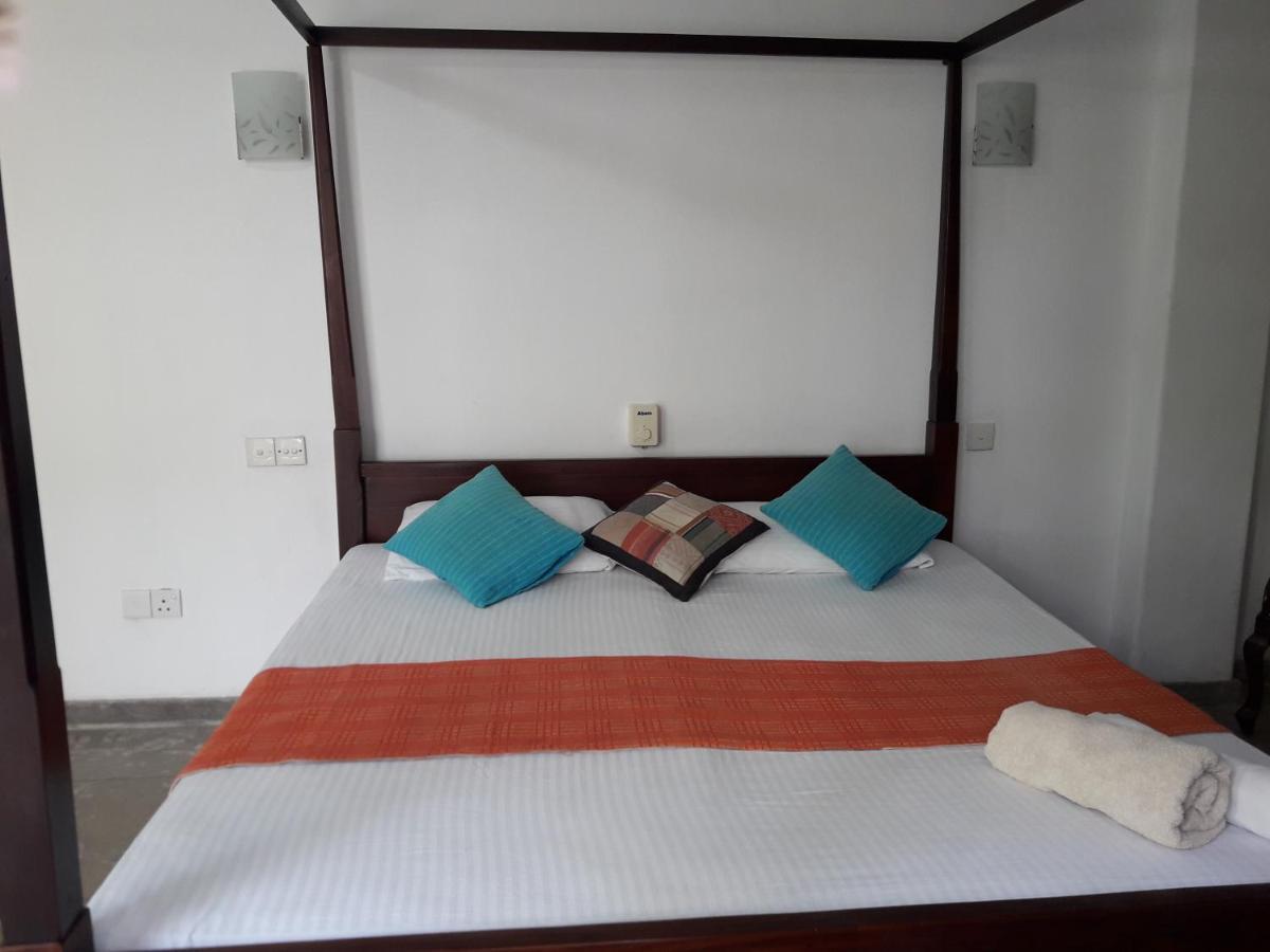 Sea Front Hikkaduwa Apartment Exterior photo