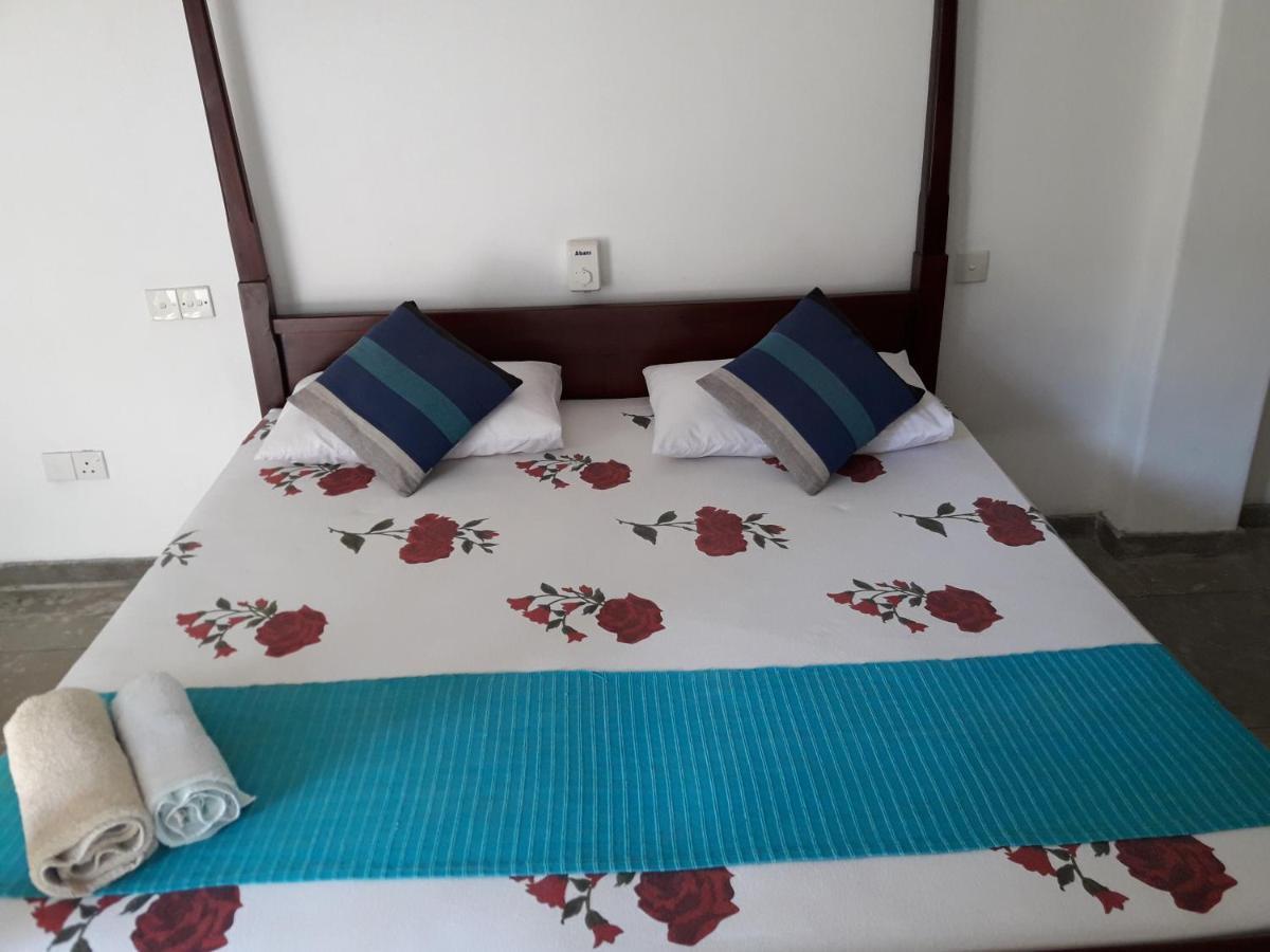 Sea Front Hikkaduwa Apartment Exterior photo